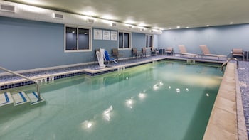 Holiday Inn Express & Suites Detroit - Farmington Hills,Dearborn>>Birmingham,3 star