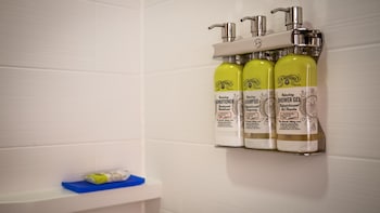 Holiday Inn Express & Suites Detroit - Farmington Hills,Dearborn>>Birmingham,3 star