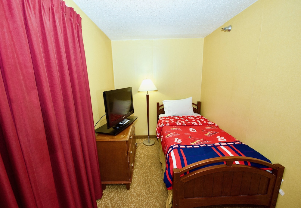 holiday inn express and suites st louis west fent