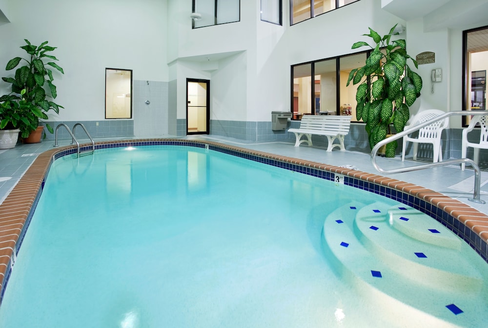 holiday inn express and suites st louis west fent