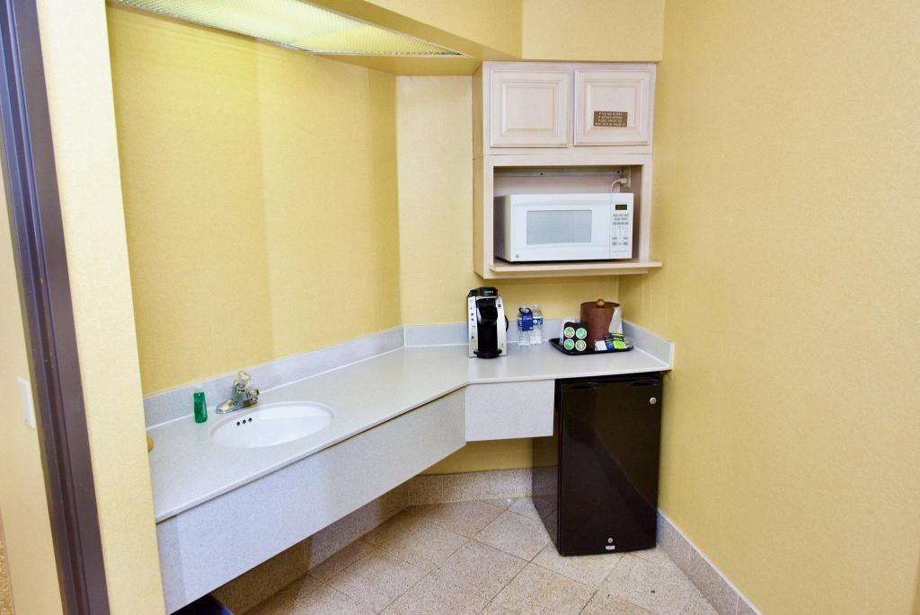 holiday inn express and suites st louis west fent