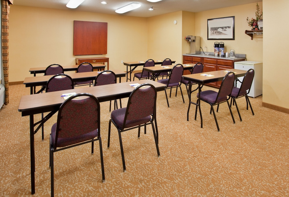 holiday inn express and suites st louis west fent
