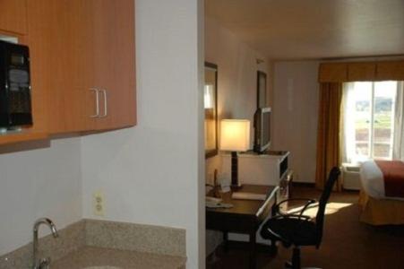 holiday inn express and suites st louis west fent