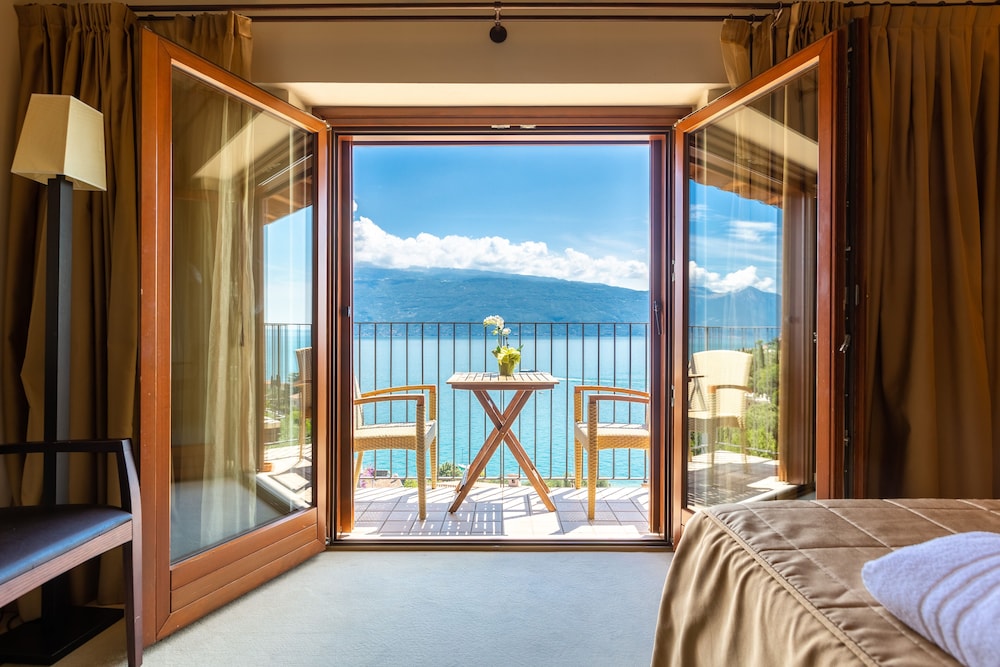 hotel meandro lake view