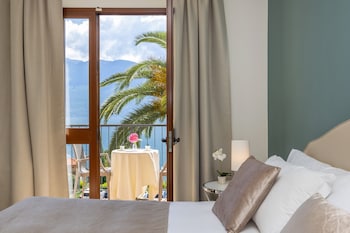 hotel meandro lake view