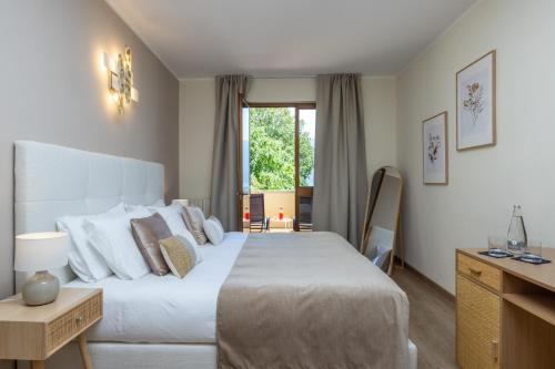 hotel meandro lake view