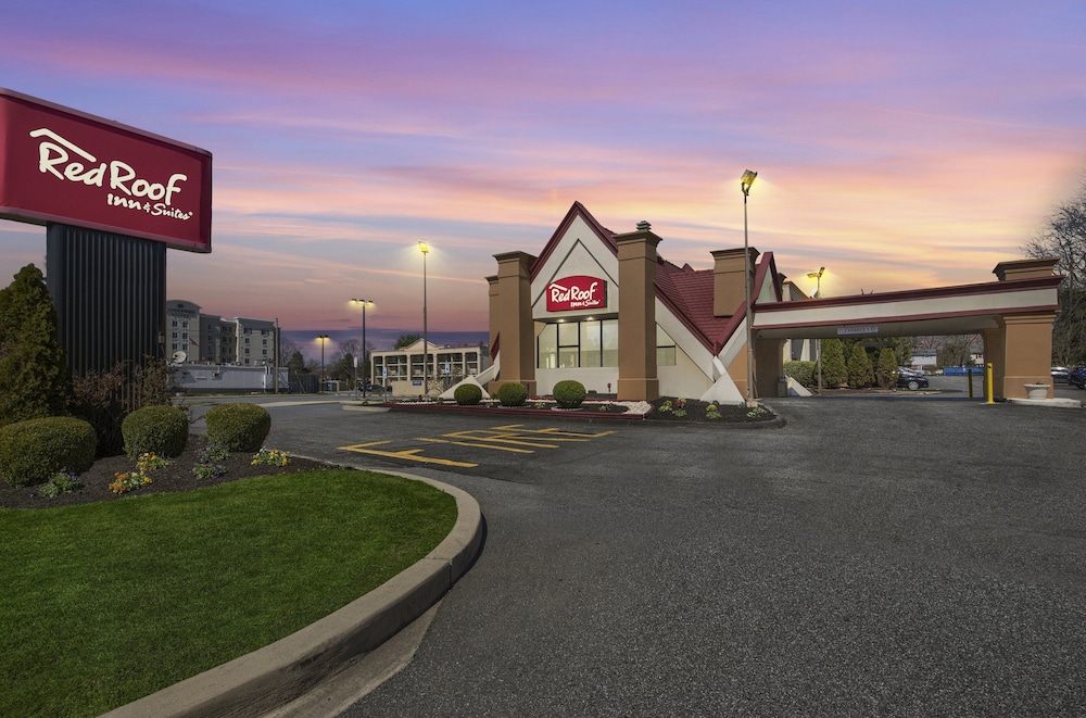 red roof inn and suites newark university