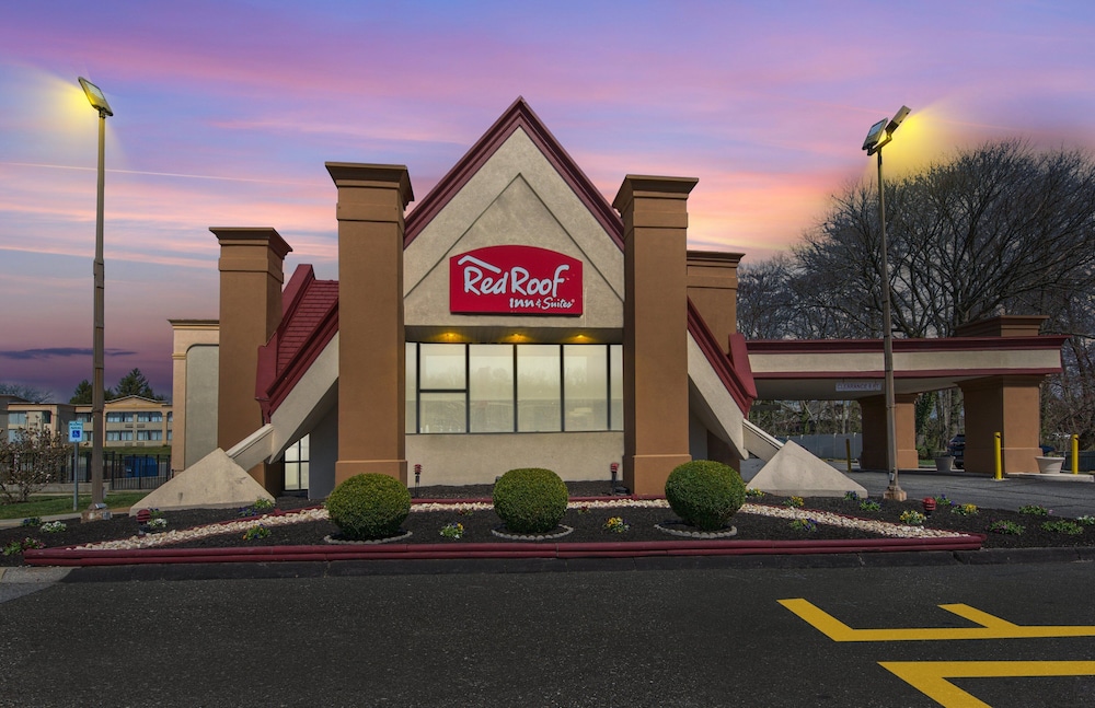 red roof inn and suites newark university