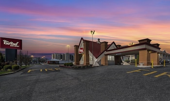 red roof inn and suites newark university