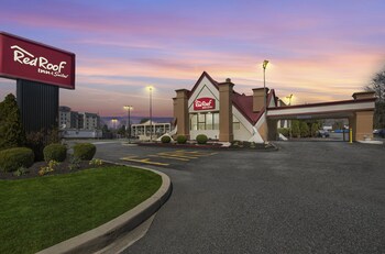 red roof inn and suites newark university