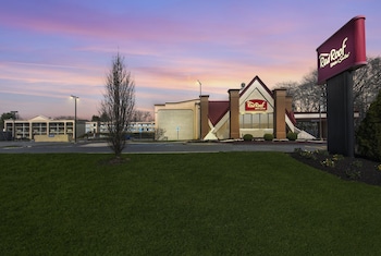 red roof inn and suites newark university