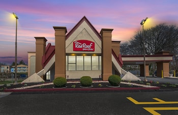 red roof inn and suites newark university