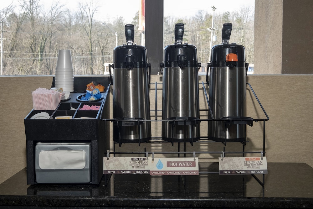 red roof inn and suites newark university