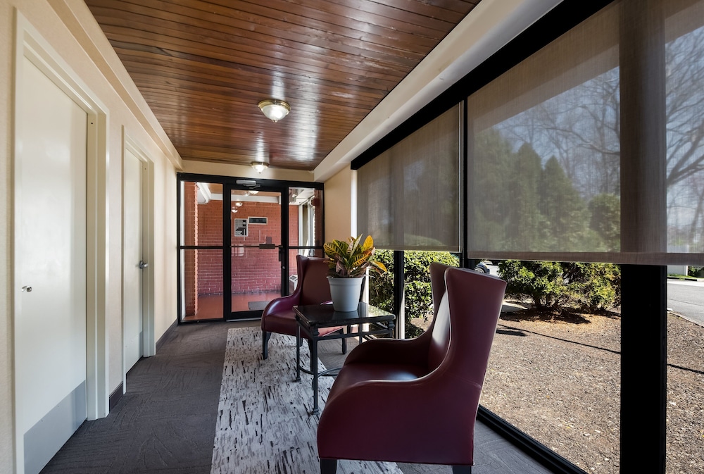 red roof inn and suites newark university