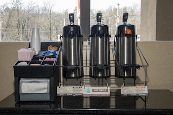 red roof inn and suites newark university