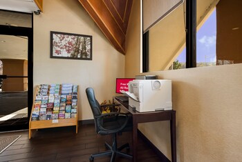 red roof inn and suites newark university