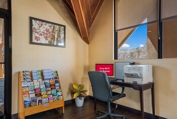 red roof inn and suites newark university