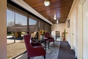 red roof inn and suites newark university