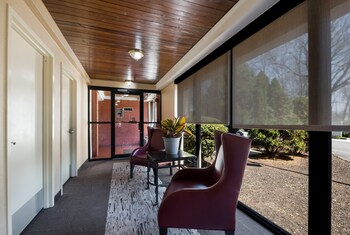 red roof inn and suites newark university