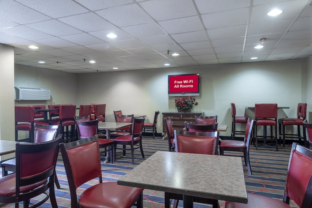 red roof inn and suites newark university