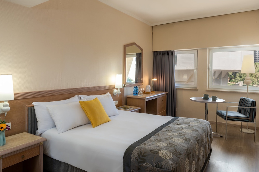 leonardo gordon beach