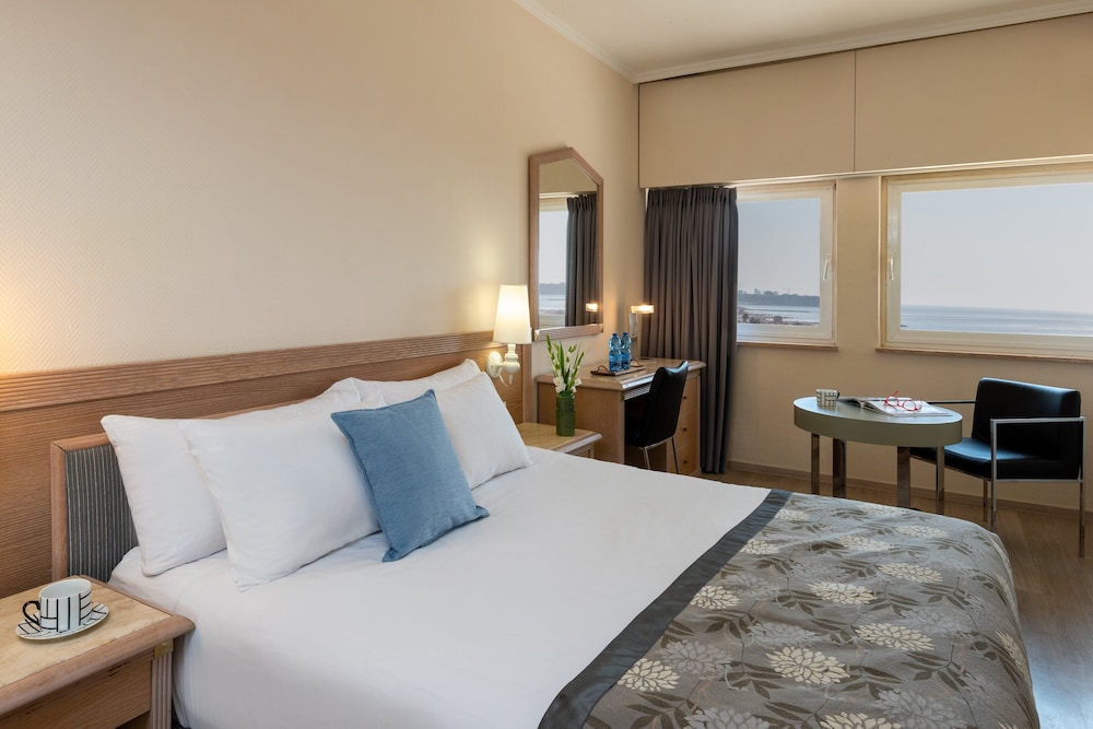 leonardo gordon beach