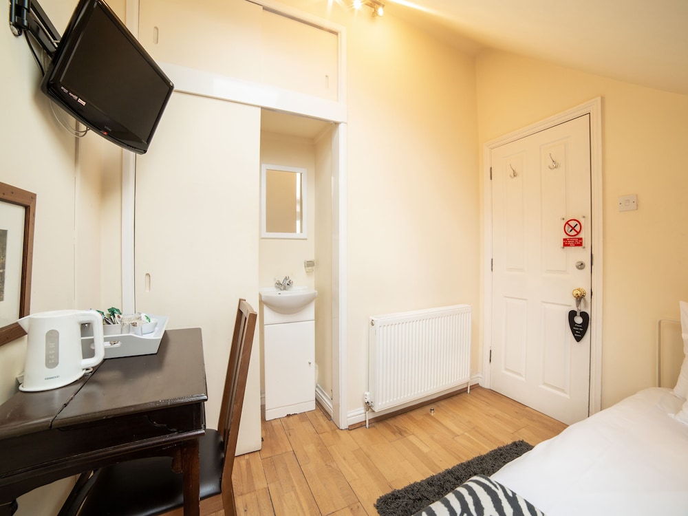 oyo lina guest house