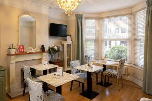 oyo lina guest house
