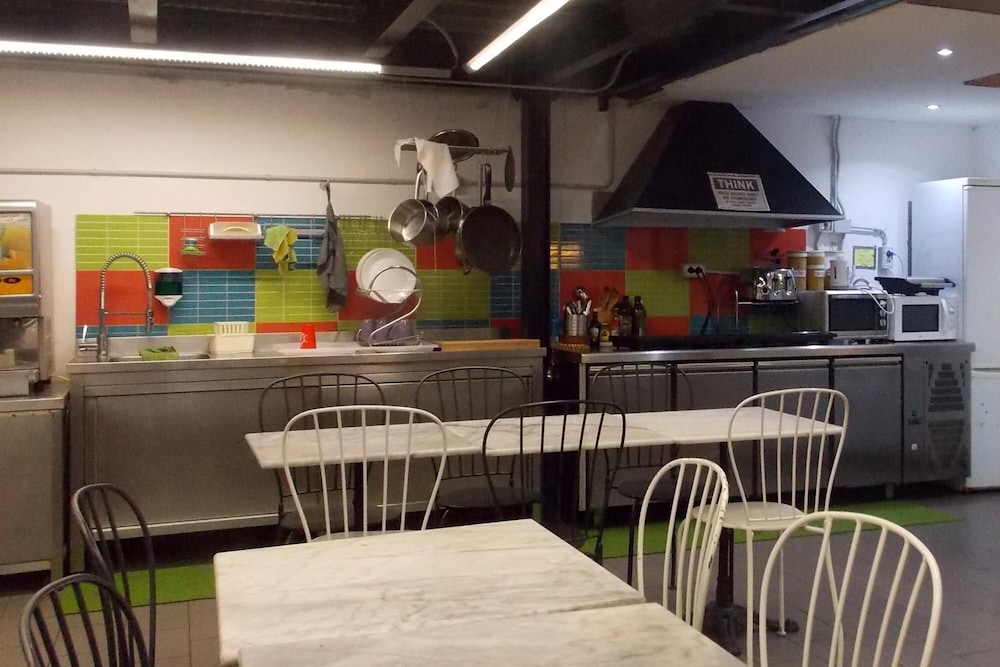 hostel colours