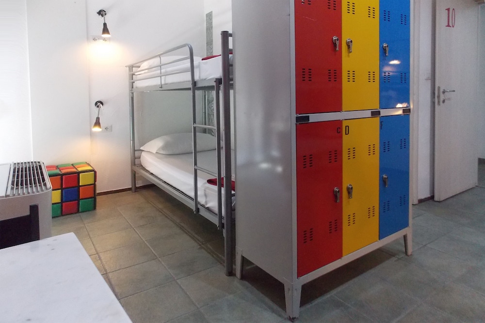 hostel colours