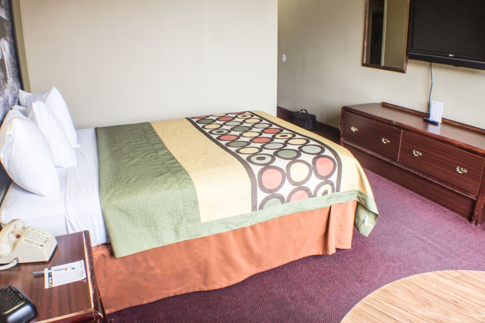 super 8 by wyndham erie i 90