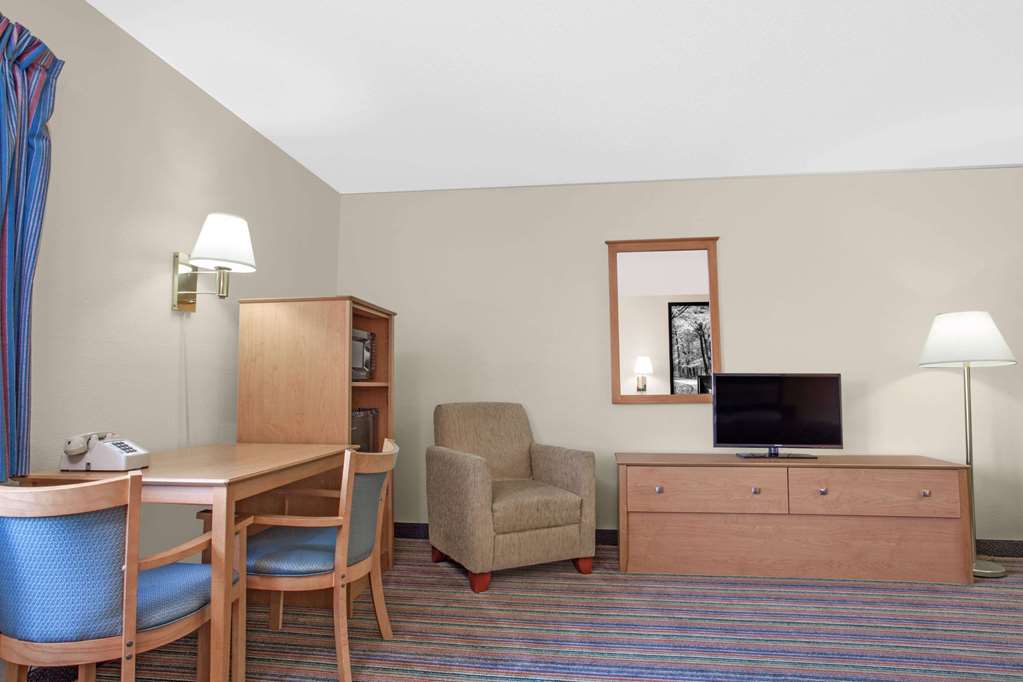 super 8 by wyndham evansville east