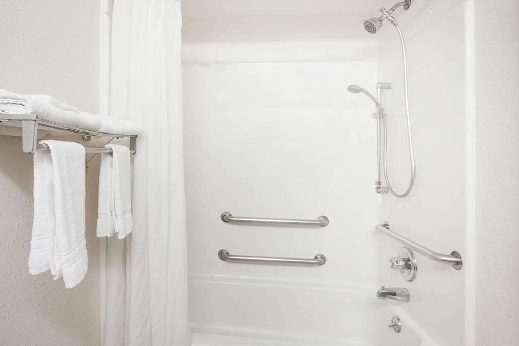 super 8 by wyndham evansville north