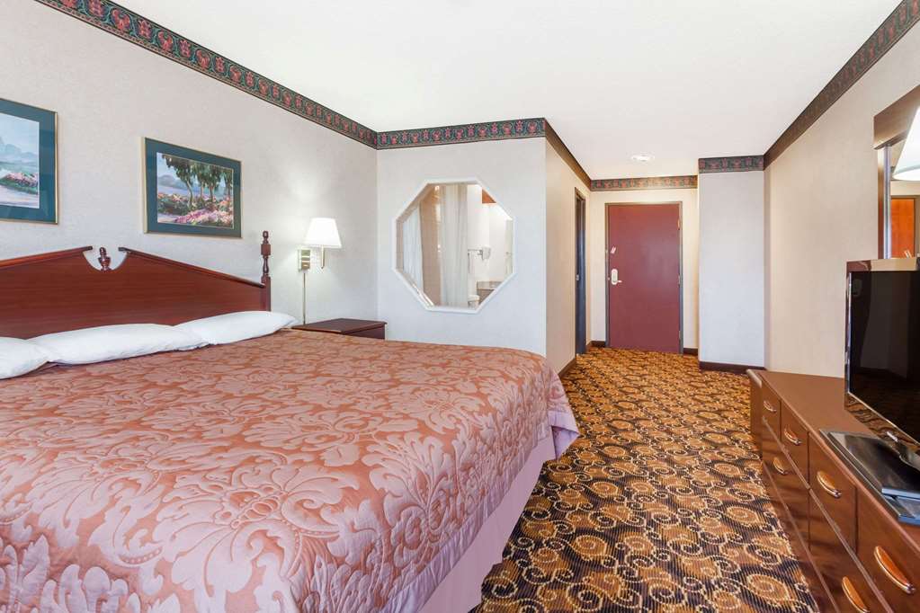 super 8 by wyndham evansville north