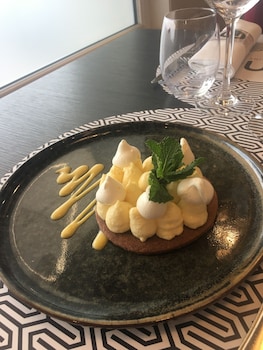 le grand hotel de la marine face a la mer