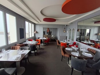 le grand hotel de la marine face a la mer