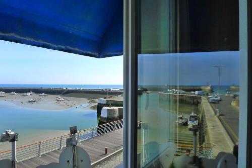 le grand hotel de la marine face a la mer