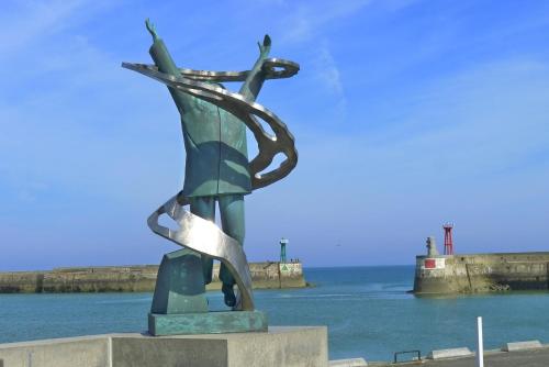 le grand hotel de la marine face a la mer