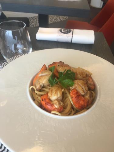 le grand hotel de la marine face a la mer