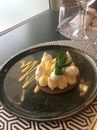 le grand hotel de la marine face a la mer