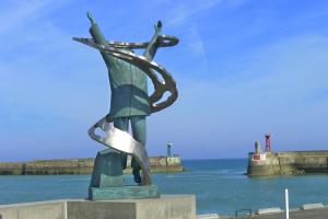 le grand hotel de la marine face a la mer