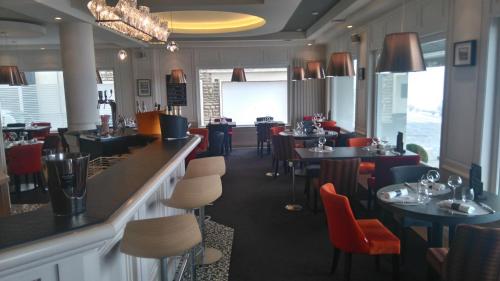 le grand hotel de la marine face a la mer