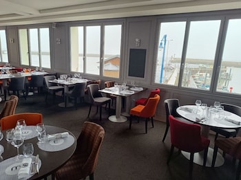 le grand hotel de la marine face a la mer