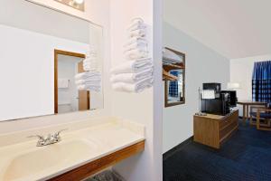 super 8 by wyndham st james