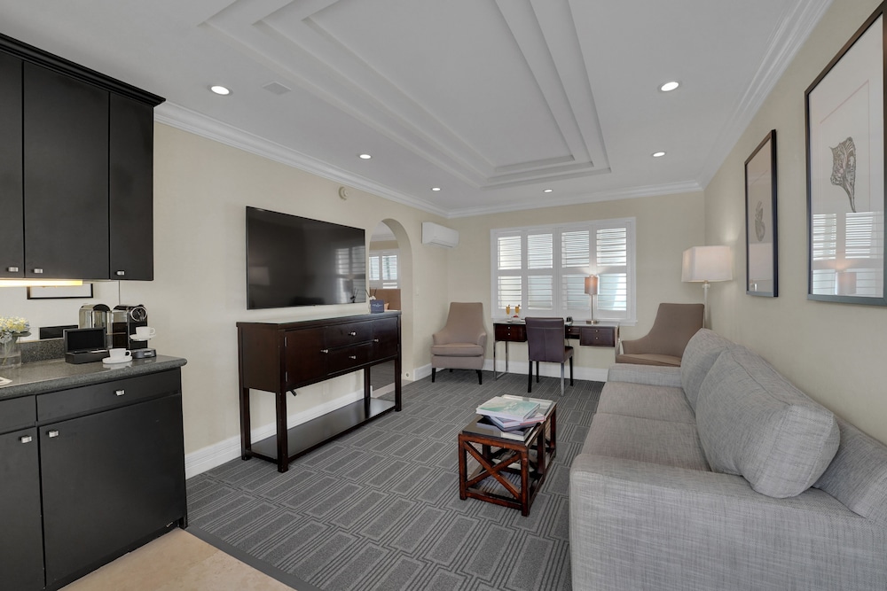 the pillars hotel and club