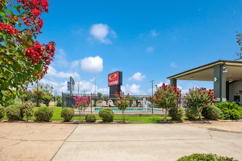 econo lodge lake charles university area