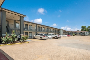 econo lodge lake charles university area