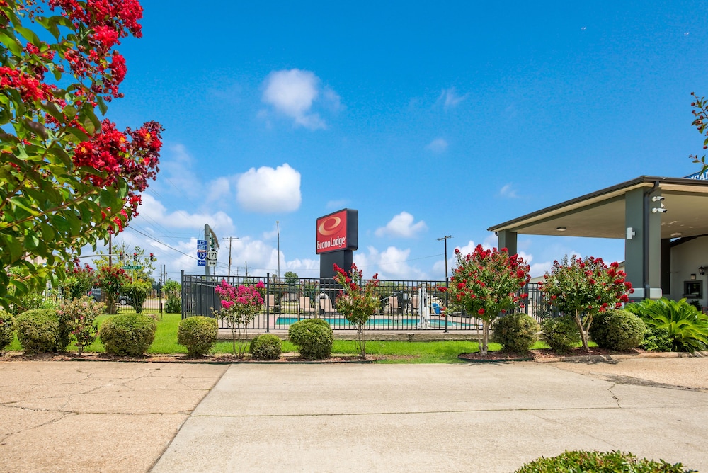 econo lodge lake charles university area