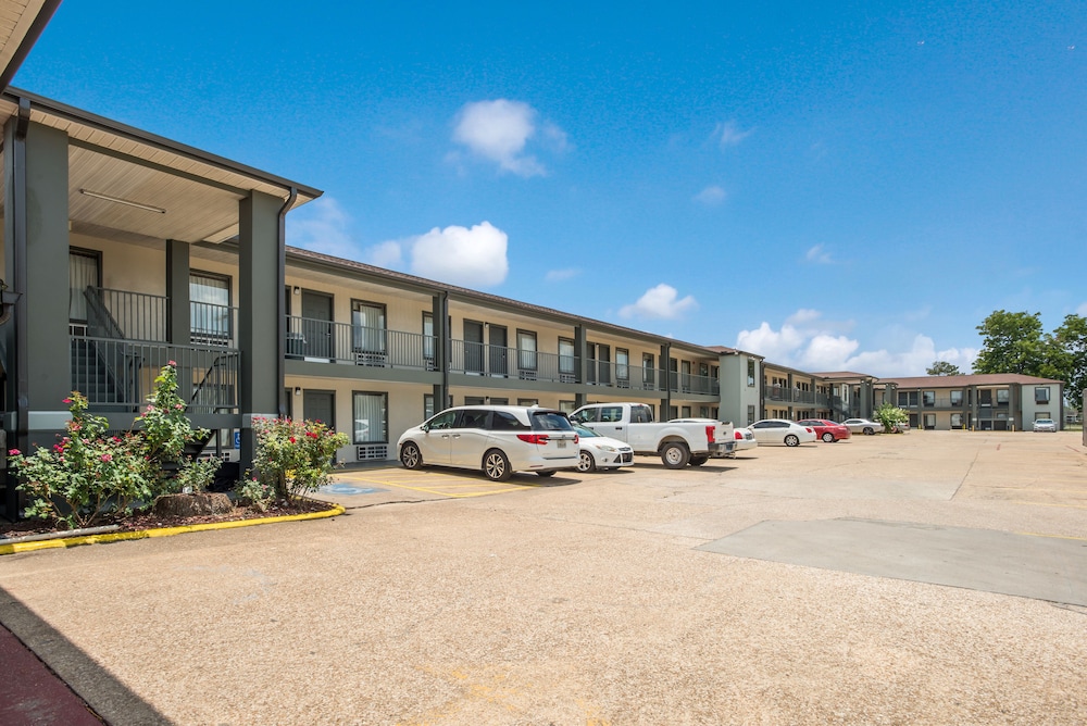 econo lodge lake charles university area