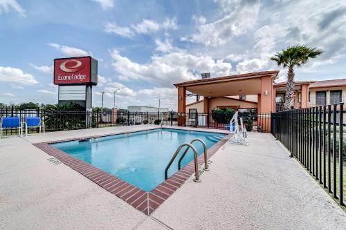econo lodge lake charles university area